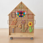 MASTERKIDZ Medinė dvipusė laisvai pastatoma STEAM sienelė Namo Formos ME29324 - Image 3