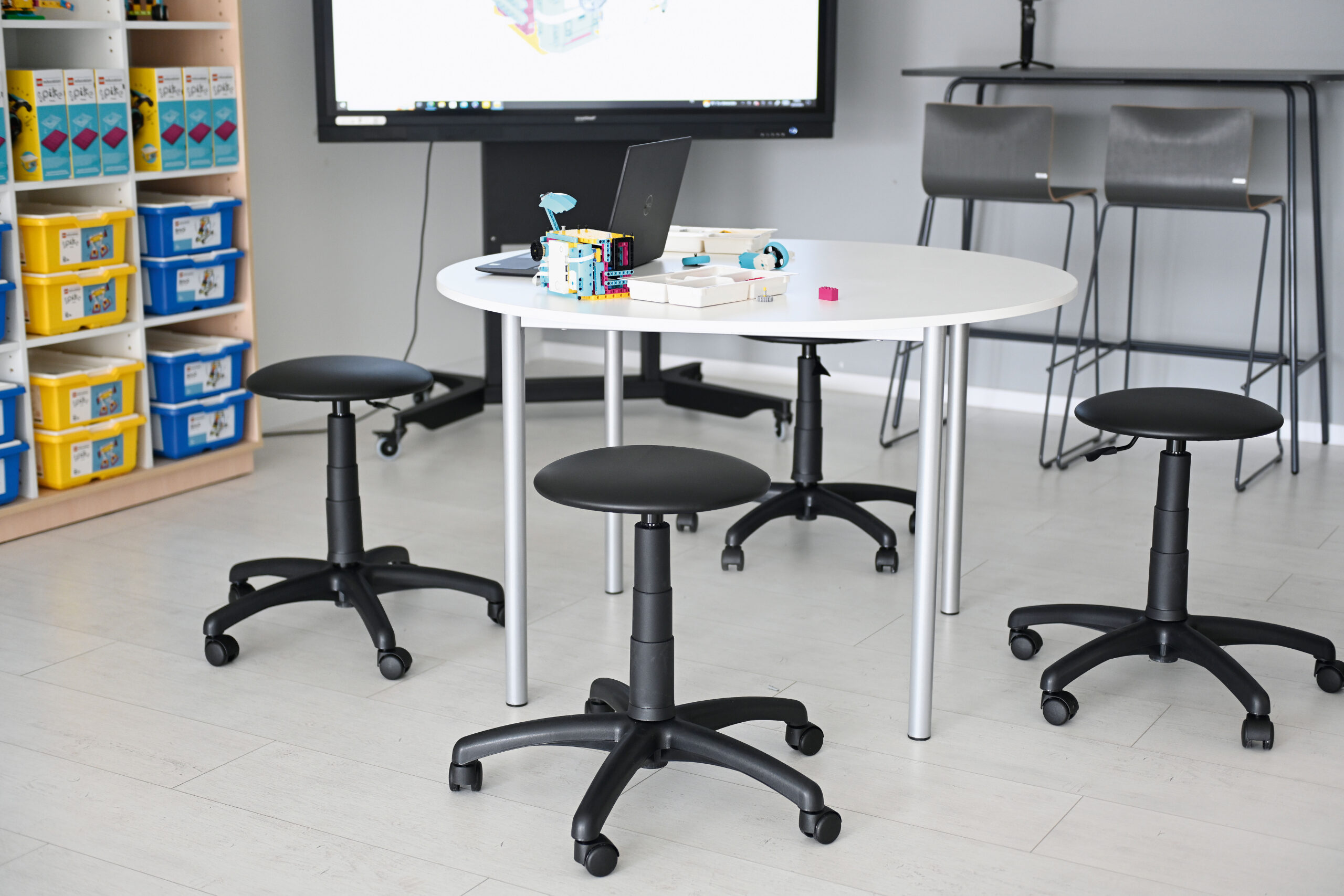 048219_b_23 Laboratorinė kėdė Goliat - Image 1