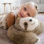 Svorinis pliušinis žaislas Tinginys, 1 kg - Image 3